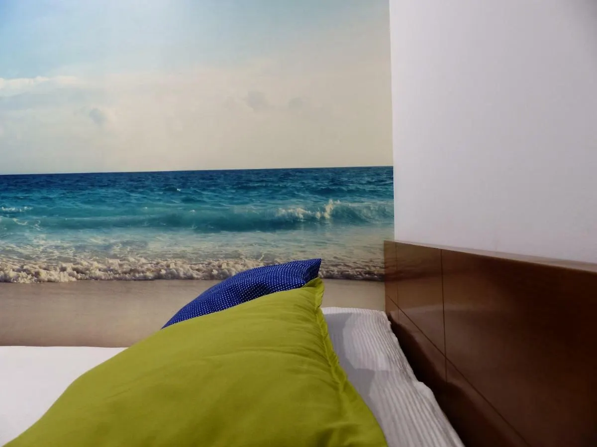 Apartment, 2 Bedrooms, On The Beach, With Pool, Sea Views And Garden -- All Included, Parking & Wifi 贝纳尔马德纳 西班牙