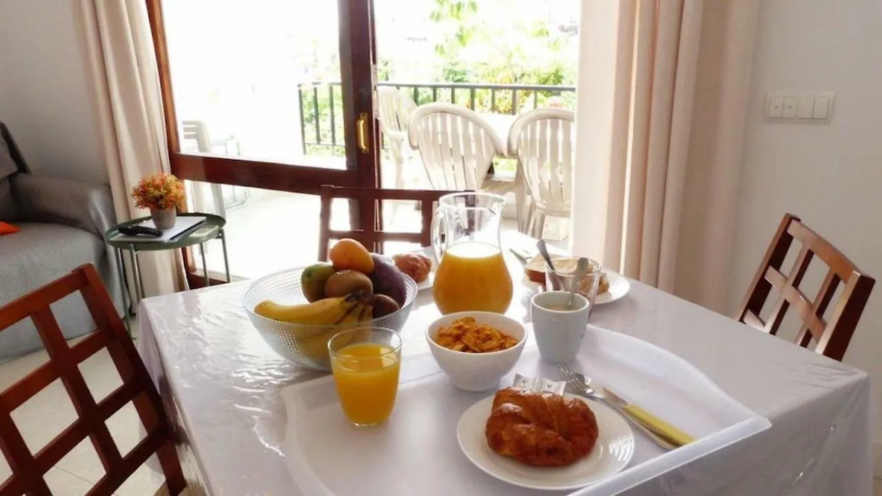 Apartment, 2 Bedrooms, On The Beach, With Pool, Sea Views And Garden -- All Included, Parking & Wifi 贝纳尔马德纳