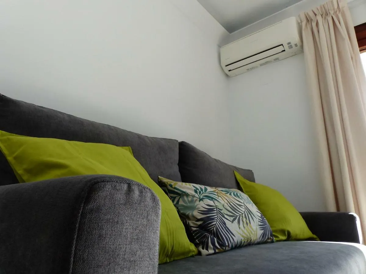 Apartment, 2 Bedrooms, On The Beach, With Pool, Sea Views And Garden -- All Included, Parking & Wifi 贝纳尔马德纳 0*,  西班牙