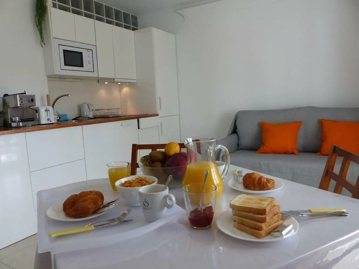 Apartment, 2 Bedrooms, On The Beach, With Pool, Sea Views And Garden -- All Included, Parking & Wifi 贝纳尔马德纳 公寓
