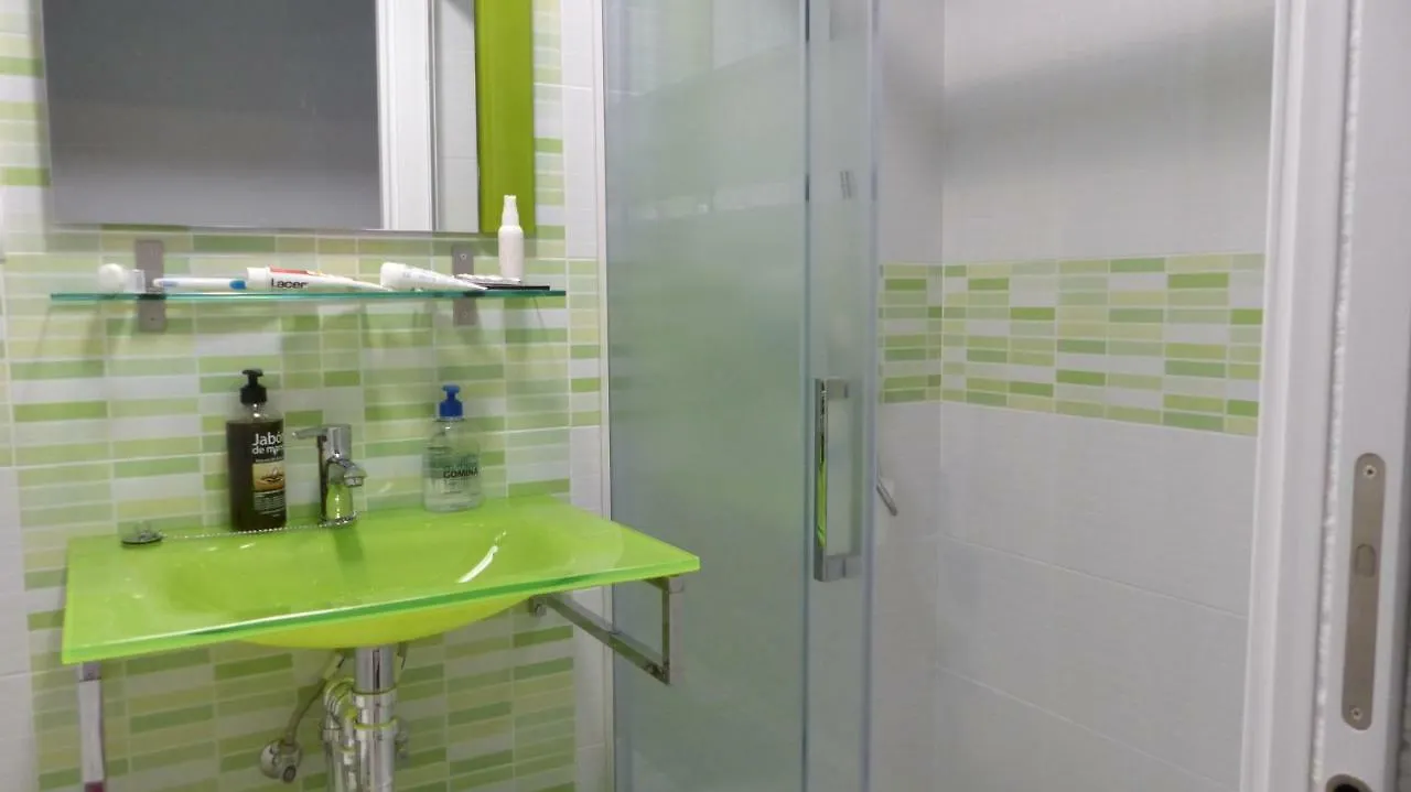 Oceanside Oasis: Beachfront Apartment with Pool and Sea Views Benalmadena