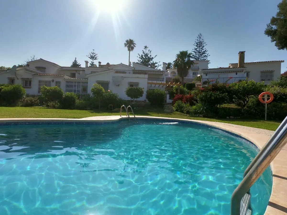 Oceanside Oasis: Beachfront Apartment with Pool and Sea Views Benalmadena