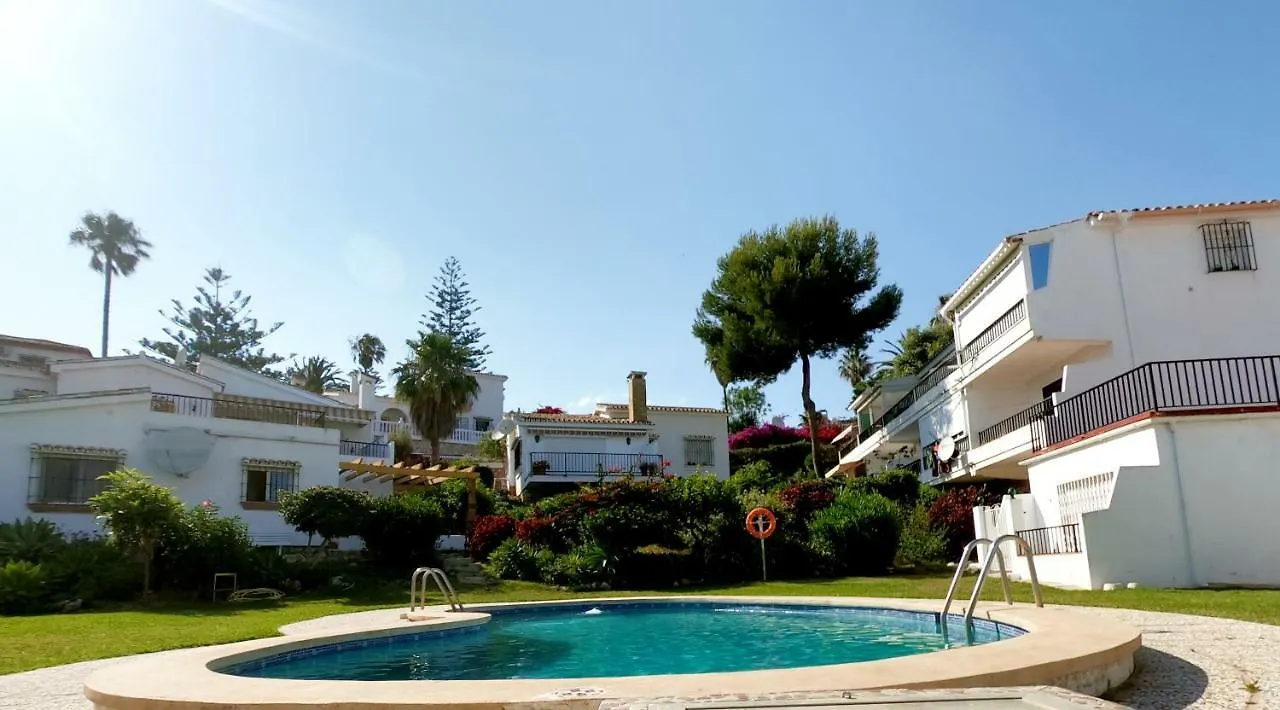 Oceanside Oasis: Beachfront Apartment with Pool and Sea Views Benalmadena 0*,