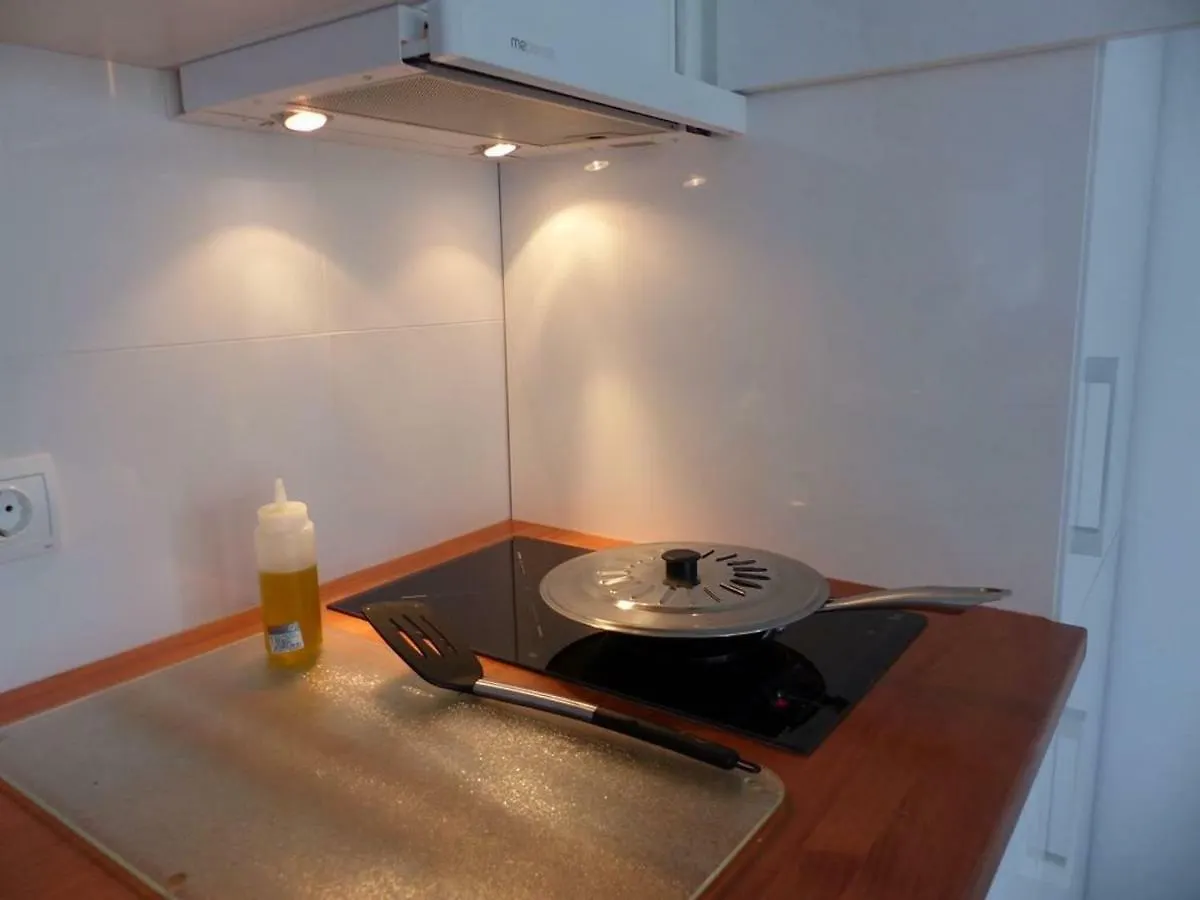 Oceanside Oasis: Beachfront Apartment with Pool and Sea Views Benalmadena