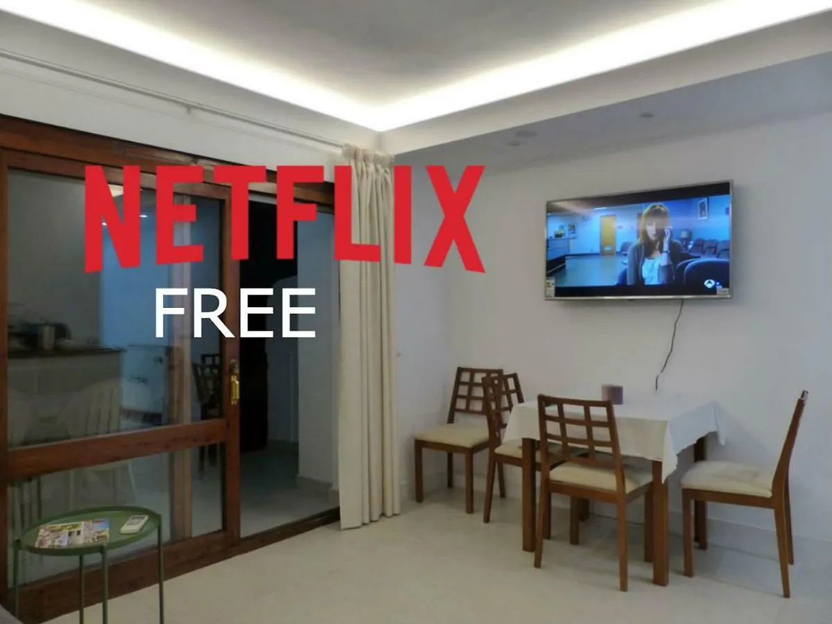 Oceanside Oasis: Beachfront Apartment with Pool and Sea Views Benalmadena