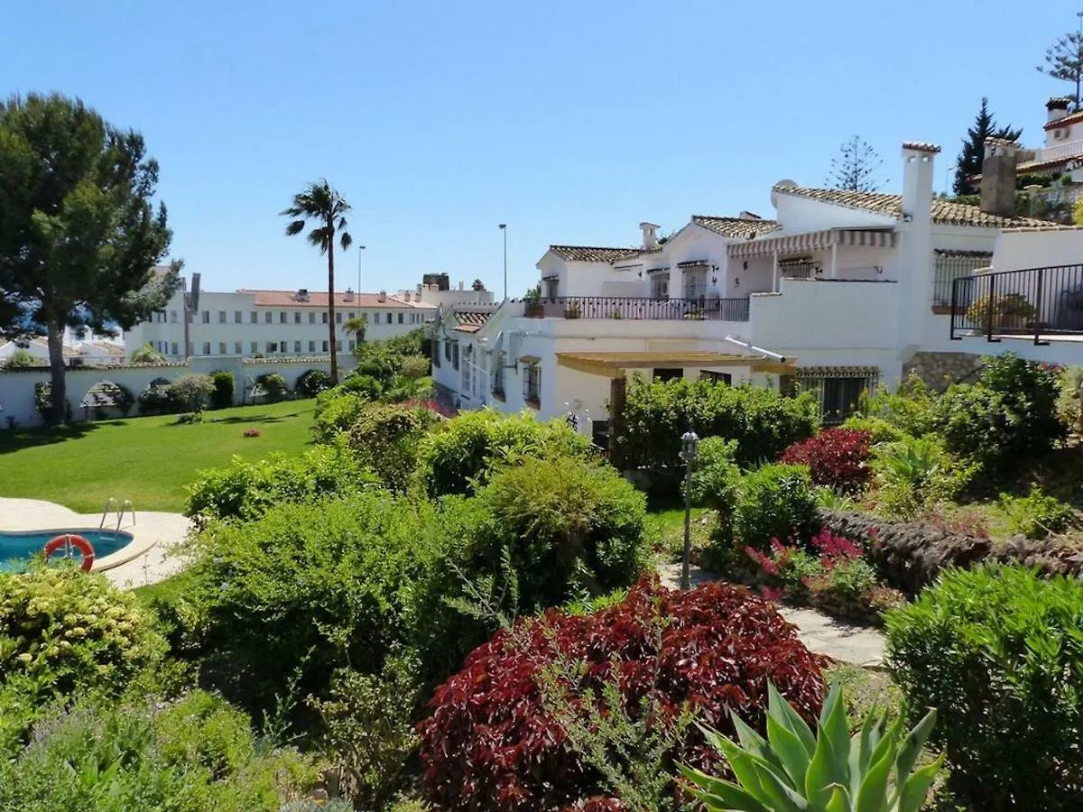 Oceanside Oasis: Beachfront Apartment with Pool and Sea Views Benalmadena