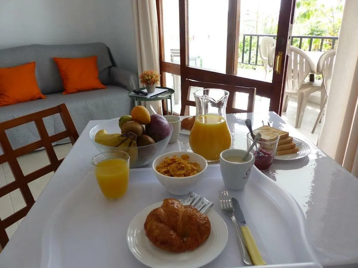 Oceanside Oasis: Beachfront Apartment with Pool and Sea Views Benalmadena
